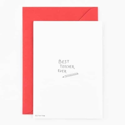 Cartão branco com texto manuscrito e envelope vermelho