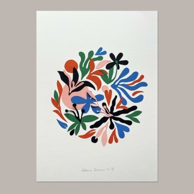 Ilustração abstracta colorida com formas orgânicas sobre fundo branco.