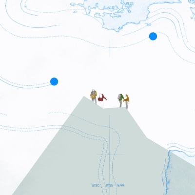 Ilustração de três figuras humanas no topo de uma forma triangular em fundo branco com linhas e texto azul.