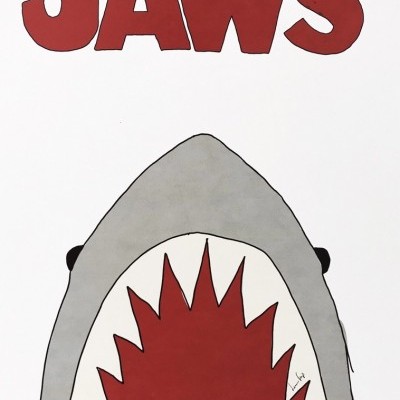 Palavra JAWS em vermelho acima de boca aberta de tubarão cinza com dentes vermelhos