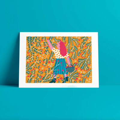 Ilustração colorida de mulher com vestido azul e cabelo rosa rodeada de folhas e flores num fundo laranja