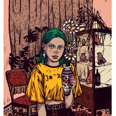 Jovem com t-shirt amarela e cabelo verde segurando vaso com flores sorridentes em ambiente interior com cadeira vermelha e móvel de vidro