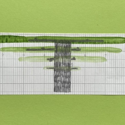 Papel contínuo com gráfico desenhado e assinaturas sobre fundo verde