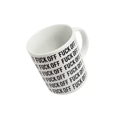 Caneca branca com texto preto repetido 