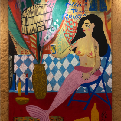 Pintura colorida de uma sereia segurando copo com bebida