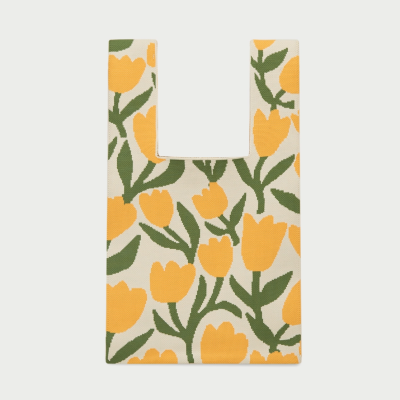 Bolsa tecido padrão floral tulipas amarelas folhas verdes fundo creme