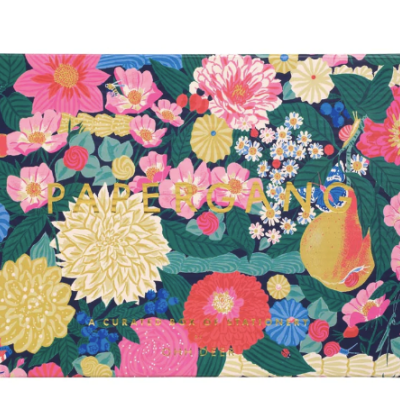 Embalagem retangular com padrão floral colorido e texto dourado PAPERGANG