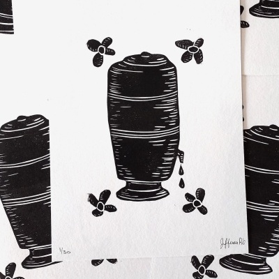 Impressão artística a preto e branco com recipiente cilíndrico e flores