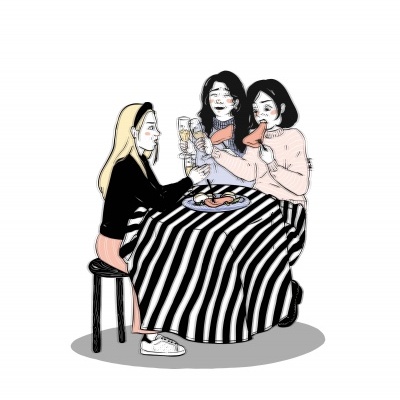 Ilustração de três mulheres a brindar sentadas à mesa com toalha riscada