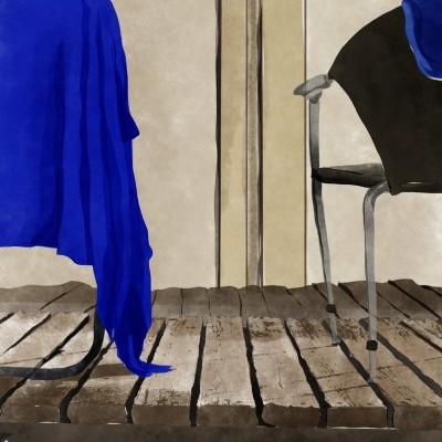 Dois bancos metálicos com tecidos azuis sobre plataforma de madeira desgastada e fundo bege