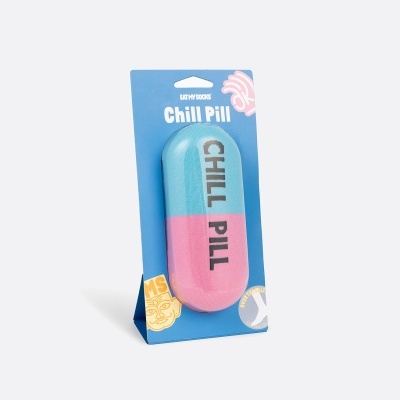 Embalagem azul com almofada em forma de pílula azul e rosa marcada 'CHILL PILL'