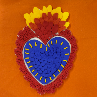 Arte decorativa em forma de coração com texturas e cores vibrantes sobre fundo laranja