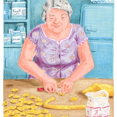 Mulher a fazer ravioli numa cozinha com massa e pacote de farinha