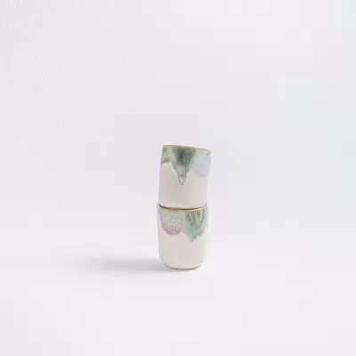 Conjunto de dois copos de cerâmica branca com decoração em verde e azul