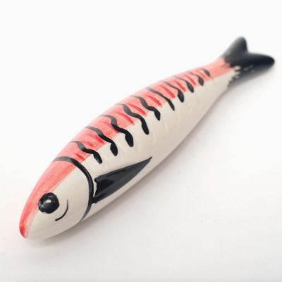 Peixe decorativo em cerâmica com pintura vermelha e preta