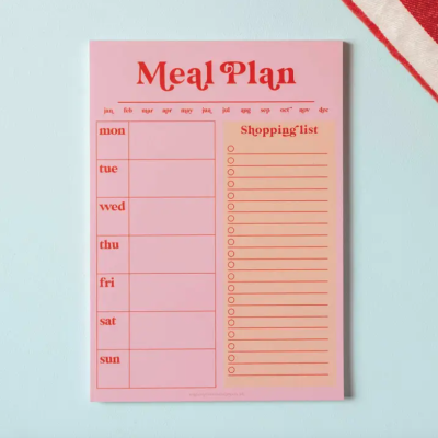 Plano semanal de refeições rosa com lista de compras laranja