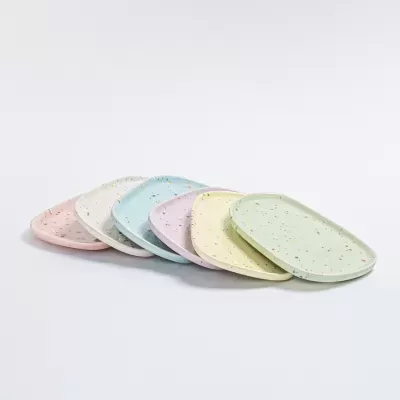 Seis pratos ovais pastel com padrão salpicado colorido