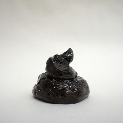 Objeto preto brilhante em forma espiralada sobre fundo branco