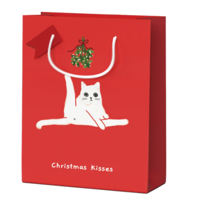 Saco de presente vermelho com estampa de gato branco e texto Christmas Kisses