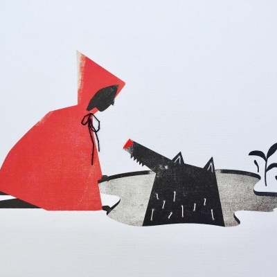 Ilustração de uma pessoa de capuz vermelho e uma figura preta junto a uma poça de água