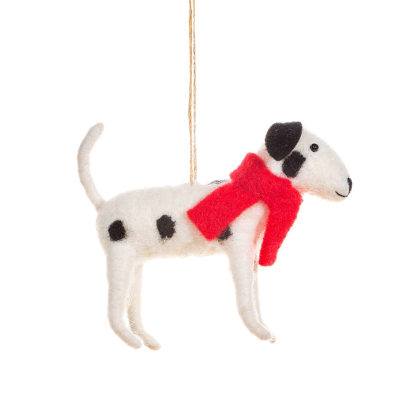 Enfeite natalício de cão Dalmatian em feltro branco com manchas pretas e cachecol vermelho