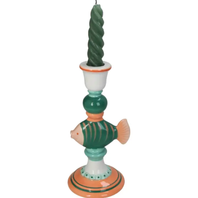 Castiçal cerâmico colorido com figura de peixe e vela verde torcida