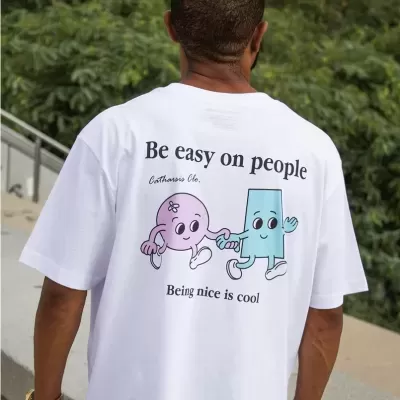 T-shirt branca com desenhos animados e texto nas costas