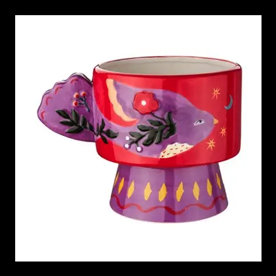 Caneca cerâmica vermelha com desenho de peixe lilás e detalhes florais e base e asa lilás