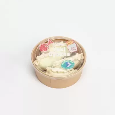 Embalagem redonda pequena com produto alimentar e etiquetas no topo