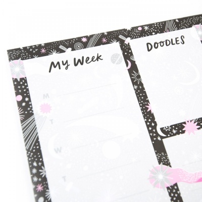 Bloco de notas com design espacial, secções 'My Week' e 'Doodles'