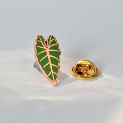 Alfinete de lapela em forma de folha verde com veias cor de rosa e fecho dourado
