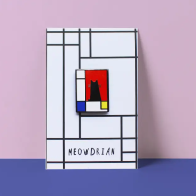 Pin metálico de gato preto com fundo colorido e cartão decorativo branco com linhas pretas e texto MEOWDRIAN
