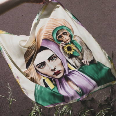 Lenço com estampa artística de mulher e macaco segurando girassol