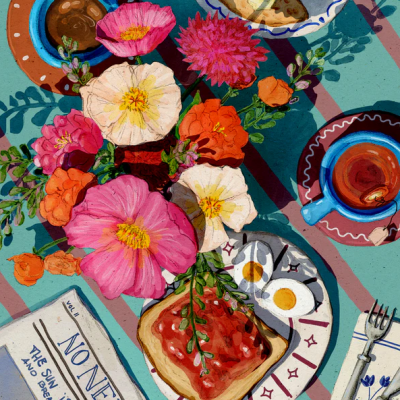 Mesa com flores, pão, ovos, chá e um jornal.