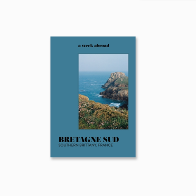 Capa de livro azul com foto de penhascos e mar e texto Bretagne Sud