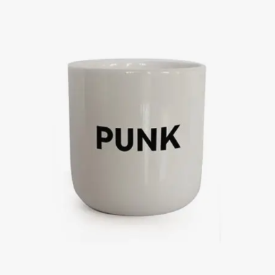 Caneca branca com a palavra PUNK em preto
