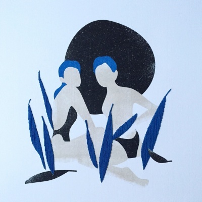 Ilustração minimalista de duas pessoas com cabelo azul e roupa preta sentadas entre folhas azuis