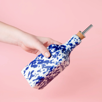 Garrafa doseadora cerâmica branca e azul com tampa de cortiça e bico metálico