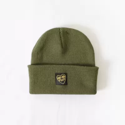 Gorro verde-oliva com emblema de coração amarelo