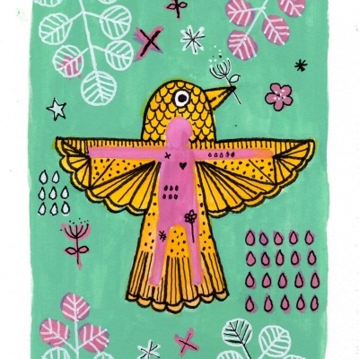 Ilustração colorida de pássaro amarelo com forma humana rosa e folhas e flores em fundo verde