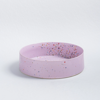 Prato raso rosa claro com manchas coloridas em cerâmica