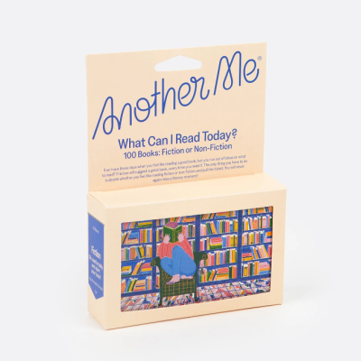 Caixa de papel creme com texto azul e imagem ilustrativa de pessoa lendo em biblioteca