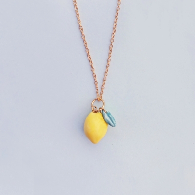 Colar com pendente de limão amarelo e folha azul
