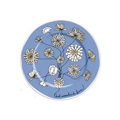 Prato decorativo redondo azul com flores brancas e amarelas e assinatura.