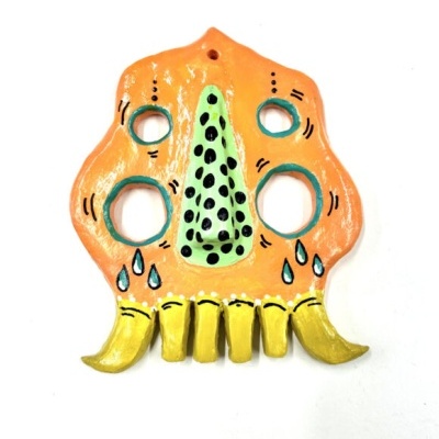 Máscara decorativa cerâmica pintura colorida com recortes para olhos e bochechas