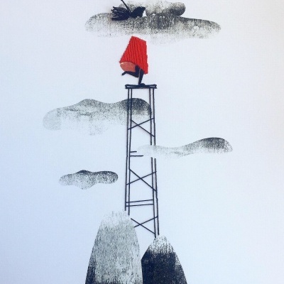 Desenho abstrato de estrutura metálica com pessoa vestida de vermelho no topo entre nuvens cinzentas e rochas escuras.