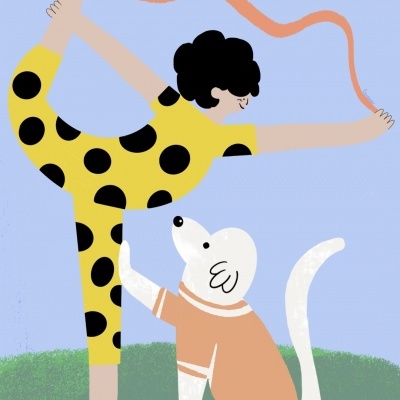 Pessoa em roupa amarela e preta com bolas na pose de yoga e cão branco com camisa rosa