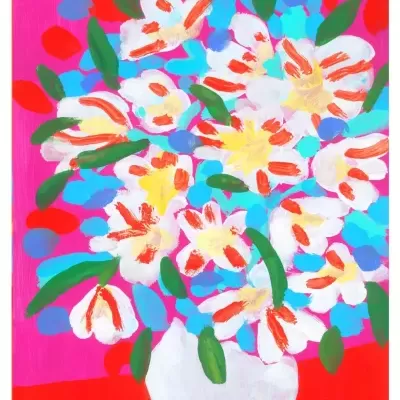 Pintura de flores brancas com detalhes laranja e amarelo em vaso branco com fundo rosa e vermelho
