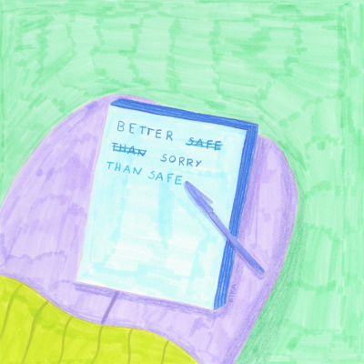 Caderno aberto com texto manuscrito e caneta sobre mesa roxa em fundo verde e amarelo.