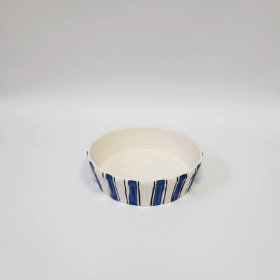 Taça redonda de cerâmica com riscas azuis e pretas no exterior